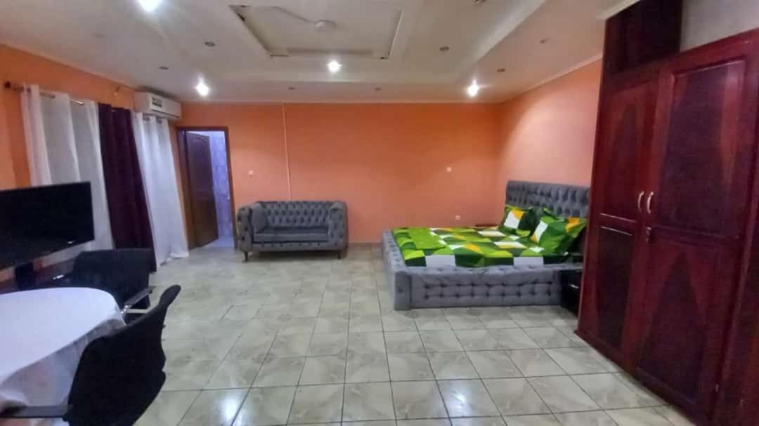 Cave Royale - Chambres-Studios-Apparts Meubles - Logpom Hopithal Des Soeurs Apres Camara Laye Douala Luaran gambar