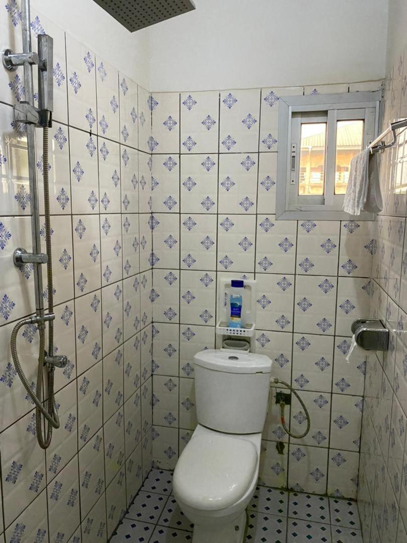 Cave Royale - Chambres-Studios-Apparts Meubles - Logpom Hopithal Des Soeurs Apres Camara Laye Douala Luaran gambar