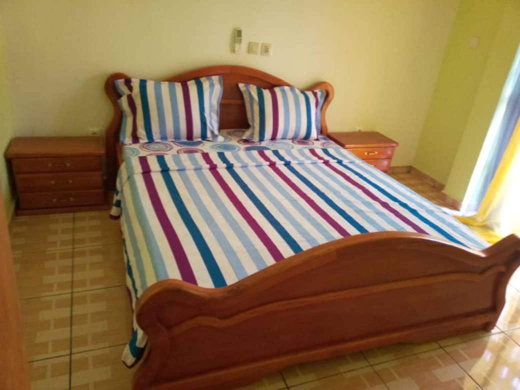 Cave Royale - Chambres-Studios-Apparts Meubles - Logpom Hopithal Des Soeurs Apres Camara Laye Douala Luaran gambar
